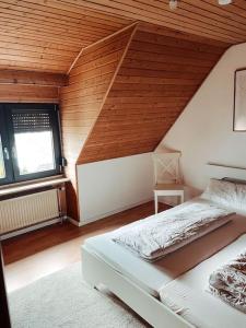 um quarto com uma cama e um tecto de madeira em *TOP*+Allgäu*Familie*NETFLIX*mit Garten & *PS4* em Kaufbeuren