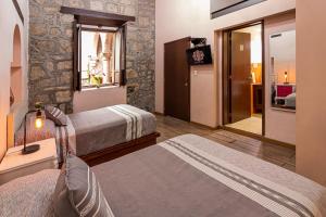 莫雷利亚Hotel Cantera Rosa的有两张床和一面镜子的酒店房间