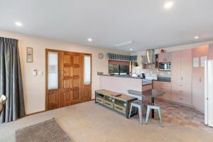 Kuchyň nebo kuchyňský kout v ubytování Stunning lakeview and mountain family retreat + 17 fotografií