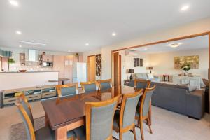 Kuchyň nebo kuchyňský kout v ubytování Stunning lakeview and mountain family retreat