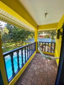Ein Balkon oder eine Terrasse in der Unterkunft Villa con Piscina-BBQ-Gazebo-Fogata-Hamacas