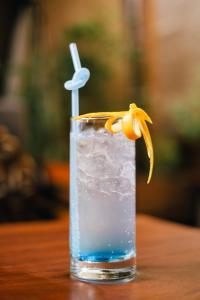 un vaso con una bebida azul con un plátano en Yushili Hotel Kampala, en Kampala