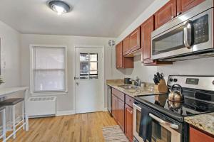 Gallery image of Roomy 1-Bedroom Apt in Bowmanville -Foster 1E in Chicago