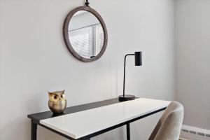 Gallery image of Roomy 1-Bedroom Apt in Bowmanville -Foster 1E in Chicago