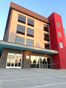 un edificio con muchas ventanas en un estacionamiento en AVID Hotels - Fort Wayne North, an IHG Hotel, en Fort Wayne