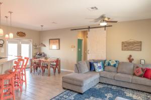 Una sala de estar y una cocina con un sofá y una mesa. en Port A Ponderosa, en Port Aransas