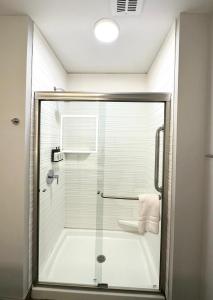 baño con ducha y puerta de cristal en AVID Hotels - Fort Wayne North, an IHG Hotel en Fort Wayne