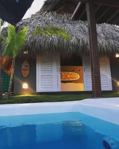 聖維洛尼卡的住宿－KokohauBungalows，一座带茅草屋顶的度假村,设有游泳池