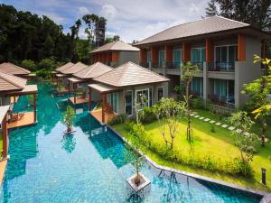 una vista aérea de un complejo con una gran piscina en Khaolak Forest Resort, en Khao Lak