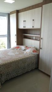 a bedroom with a bed and a window at APARTAMENTO NOVO E COMPLETO in Piratuba