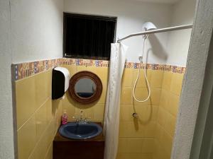 y baño con lavabo y espejo. en Blue Dream Kite Boarding Resort Costa Rica, en Puerto Soley