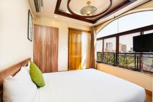 1 dormitorio con cama y ventana grande en Hanoi Old Quarter Hotel, en Hanói