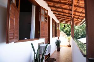 una vista exterior de una casa con ventanas y porche en Suites Casa Azul-Vila do Abraão- conforto, limpeza, ótima localização en Ilha Grande