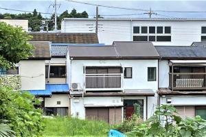 a row of white houses in a city at 湘南の潮風に吹かれて自然豊かな丘ーーー湘南の丘のヴィラ＠ふじさわ in Fujisawa