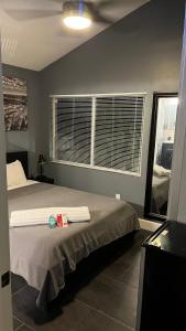 1 dormitorio con cama y ventana en HEART OF WILTON MANORS, en Fort Lauderdale