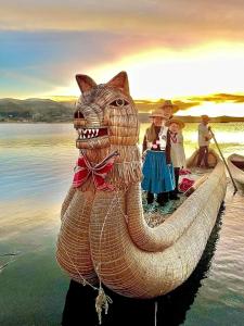 une grande statue d'un bateau dragon dans l'eau dans l'établissement Uros Walysuma Titicaca Lodge, à Puno