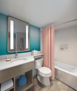La salle de bains est pourvue d'un lavabo, de toilettes et d'une baignoire. dans l'établissement The Twin Fin Hotel, à Honolulu