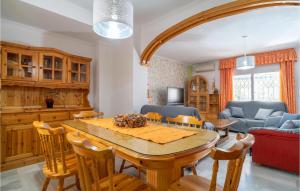 トレ・デル・マールにあるAmazing Home In Torre Del Mar With Wifiのテーブルと椅子のあるキッチンとリビングルーム