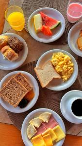 um grupo de pratos de alimentos de pequeno-almoço sobre uma mesa em Palace Praia Hotel em Florianópolis