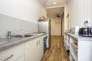 Una cocina o kitchenette en Sail Rock Apartment 2