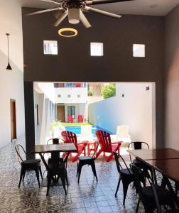 une salle à manger avec des tables et des chaises ainsi qu'une piscine dans l'établissement Hotel Casa Nodin, à Cuatrociénegas de Carranza
