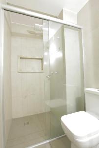 a glass shower in a bathroom with a toilet at Apartamento 1009 in Goiânia