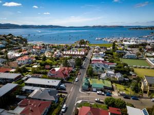 een luchtzicht op een stad naast het water bij Studio Apartment - 5 Minutes to Hobart CBD - Free Parking - Free WIFI in Sandy Bay