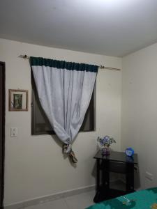 cortina en una habitación con mesa en Casa Gloria, en Medellín