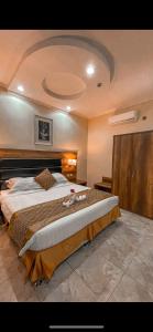 a bedroom with a large bed in a room at Almasakin Alfakhira in Al Shafa