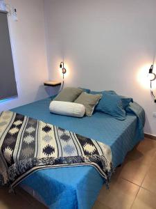 מיטה או מיטות בחדר ב-Hermoso duplex en barrio cerrado