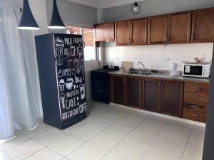 מטבח או מטבחון ב-Hermoso duplex en barrio cerrado