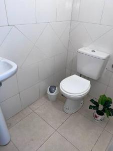 ポサーダスにあるHermoso duplex en barrio cerradoの白いバスルーム(トイレ、シンク付)