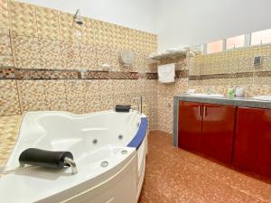 A bathroom at Hotel Las Palmeras