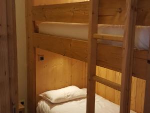 Letto o letti a castello in una camera di Appartement Les Deux Alpes, 3 pièces, 4 personnes - FR-1-348-219