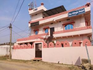 un bâtiment avec un panneau indiquant que la musique n'est pas nécessaire dans l'établissement Hotel The Village Heart, à Sawai Madhopur