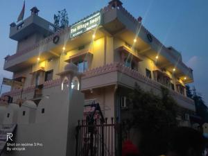 un bâtiment avec un panneau indiquant la rue devant lui dans l'établissement Hotel The Village Heart, à Sawai Madhopur
