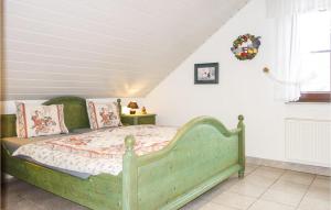 a bedroom with a green bed with pillows on it at Pet Friendly Apartment In Bongard With Kitchen in Bongard