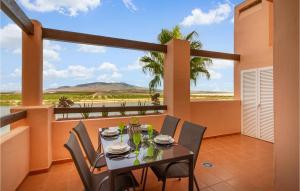 einen Tisch und Stühle auf einem Balkon mit Aussicht in der Unterkunft 2 Bedroom Cozy Apartment In Alhama De Murcia in El Romero