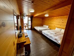 Ліжко або ліжка в номері Dingdai Glass Villa