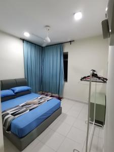 Ijanina Homestay في Bandar Puncak Alam: غرفة نوم بسرير وستارة زرقاء