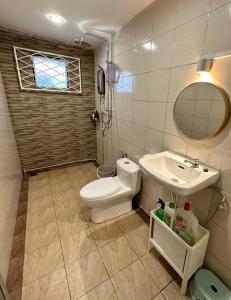 łazienka z toaletą i umywalką w obiekcie ANG LEE HOLIDAY HOME 2 w mieście Semporna