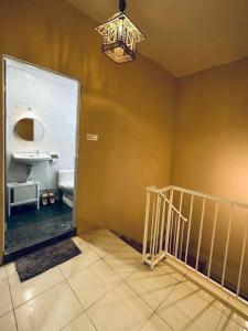 Pokój z łazienką z umywalką i żyrandolem w obiekcie ANG LEE HOLIDAY HOME 2 w mieście Semporna