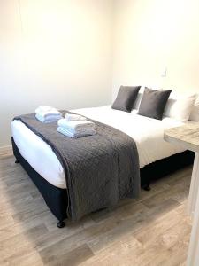 sypialnia z dwoma łóżkami i ręcznikami na górze w obiekcie Tasman Holiday Parks - Waihi Beach w mieście Waihi Beach