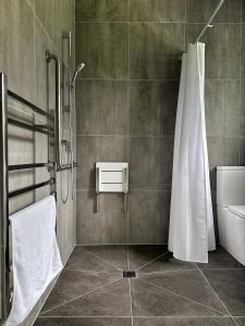 a bathroom with a shower and a shower curtain at Echo Lodge in Auckland