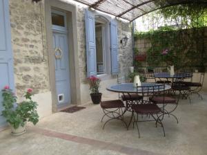 un patio avec une table et des chaises dans un bâtiment dans l'établissement Aux Anges Gardiens, à Carcassonne
