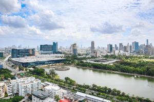 uitzicht op een stad met een rivier en gebouwen bij Shama Lakeview Asoke Bangkok in Bangkok