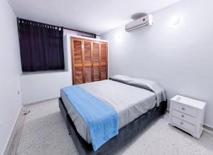 ein kleines Schlafzimmer mit einem Bett und einem Fenster in der Unterkunft Apartamento Rodadero Santa Marta Edificio Santorini in Rodadero