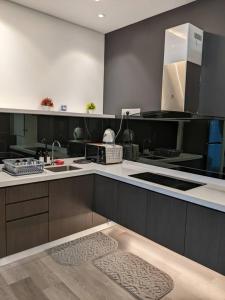 カジャンにあるMishal’s Homestay-Vista Bangi Studio Service Apartmentのシンクとカウンタートップのあるキッチン