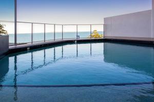 una piscina con vistas al océano en Ocean View Apartment Yeppoon, en Yeppoon