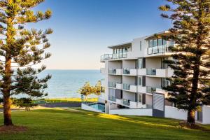 un edificio con vistas al océano en Ocean View Apartment Yeppoon, en Yeppoon